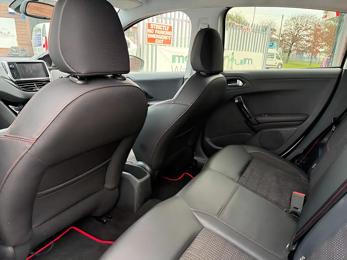 Used 2015 Peugeot 208 GT Line White - Interior and Exterior details 11
