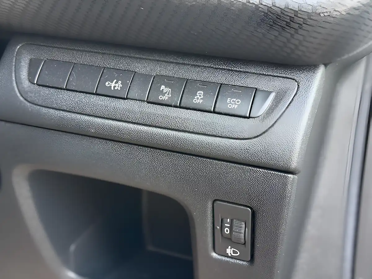 Used 2015 Peugeot 208 GT Line White - Interior and Exterior details 12