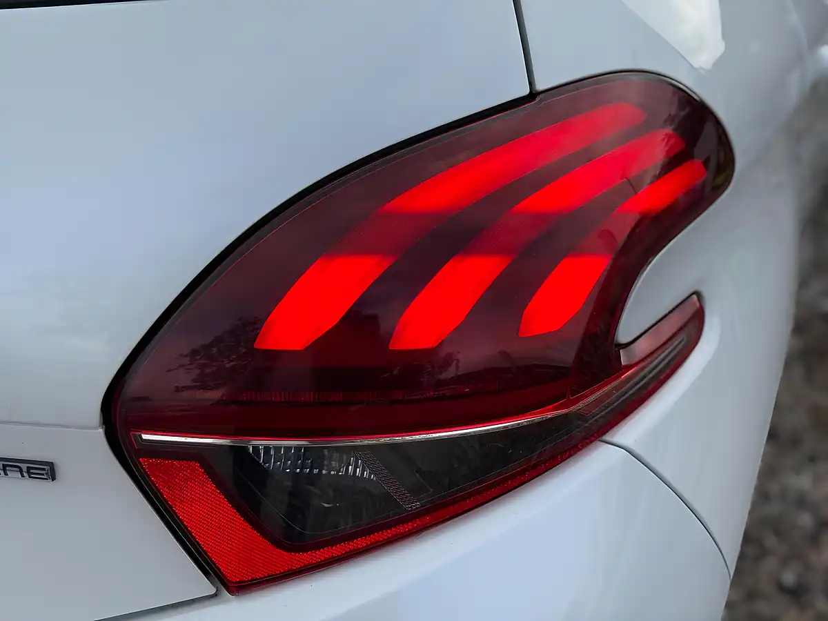 Used 2015 Peugeot 208 GT Line White - Interior and Exterior details 17