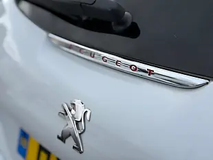 Used 2015 Peugeot 208 GT Line White - Interior and Exterior details 18