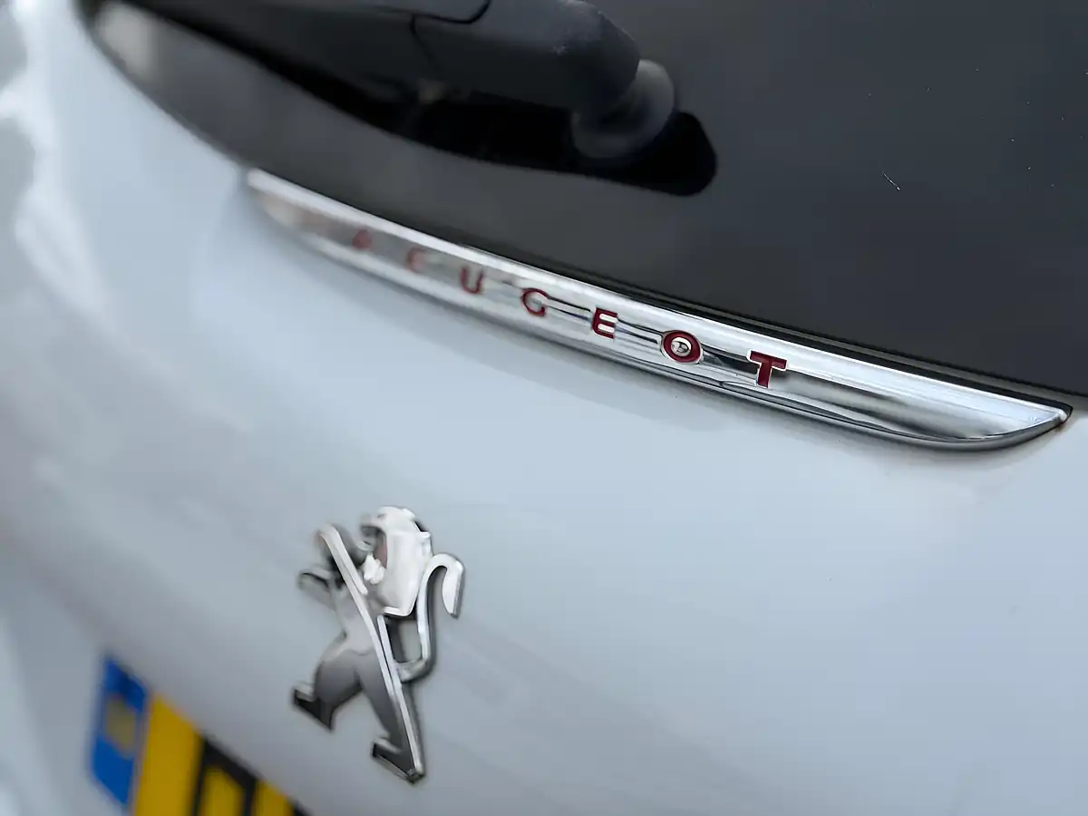 Used 2015 Peugeot 208 GT Line White - Interior and Exterior details 18