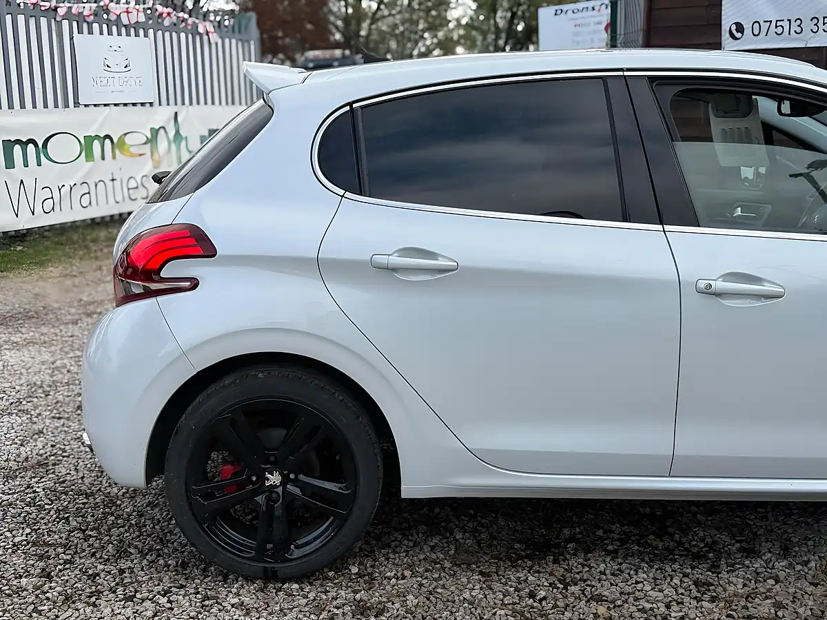 Used 2015 Peugeot 208 GT Line White - Interior and Exterior details 8
