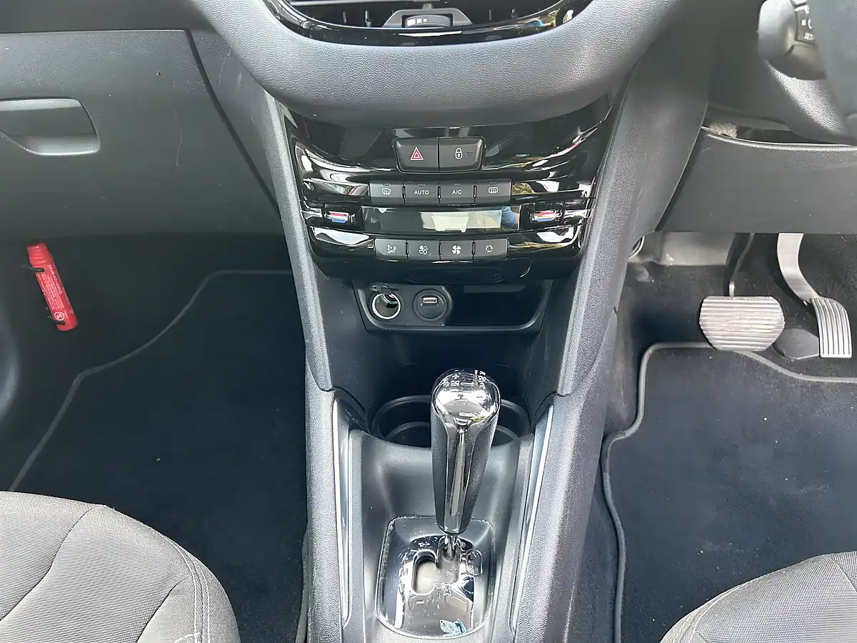 Used 2015 Peugeot 208 Red - Interior and Exterior details 15