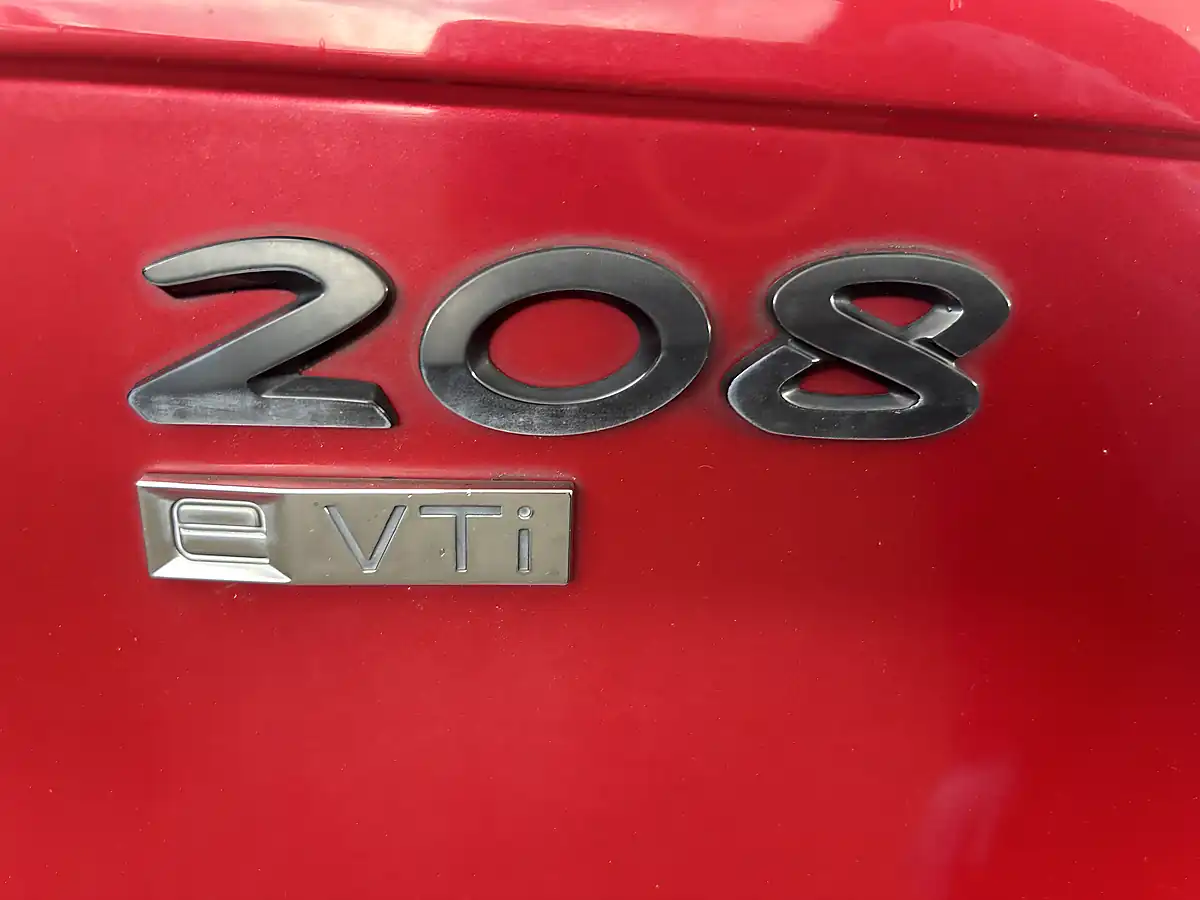 Used 2015 Peugeot 208 Red - Interior and Exterior details 11