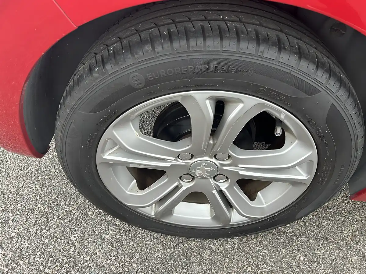 Used 2015 Peugeot 208 Red - Interior and Exterior details 17