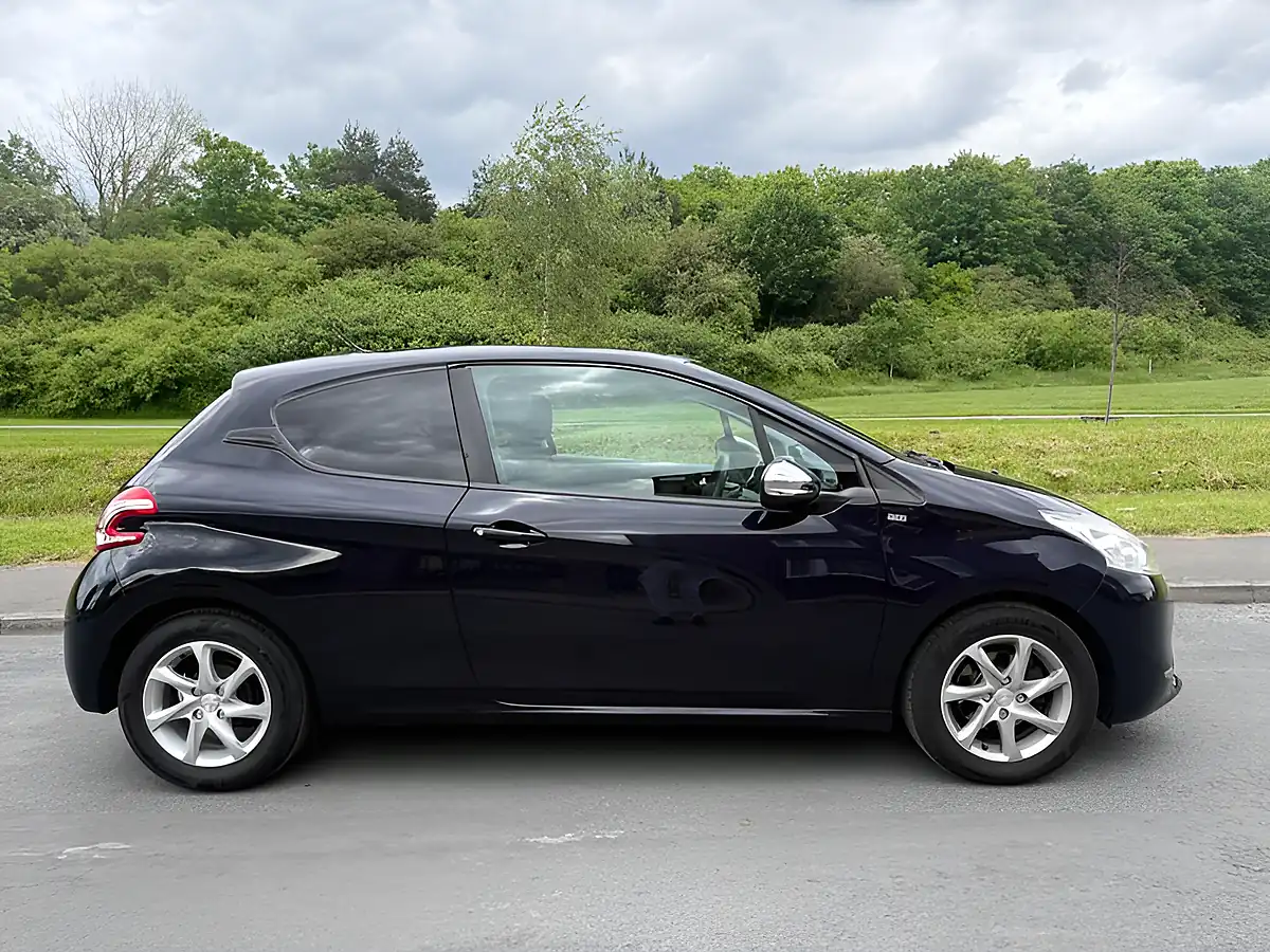 Used 2015 Peugeot 208 Style Blue - Front View