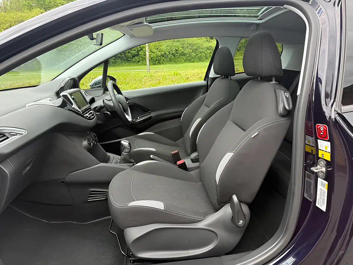 Used 2015 Peugeot 208 Style Blue - Interior and Exterior details 10