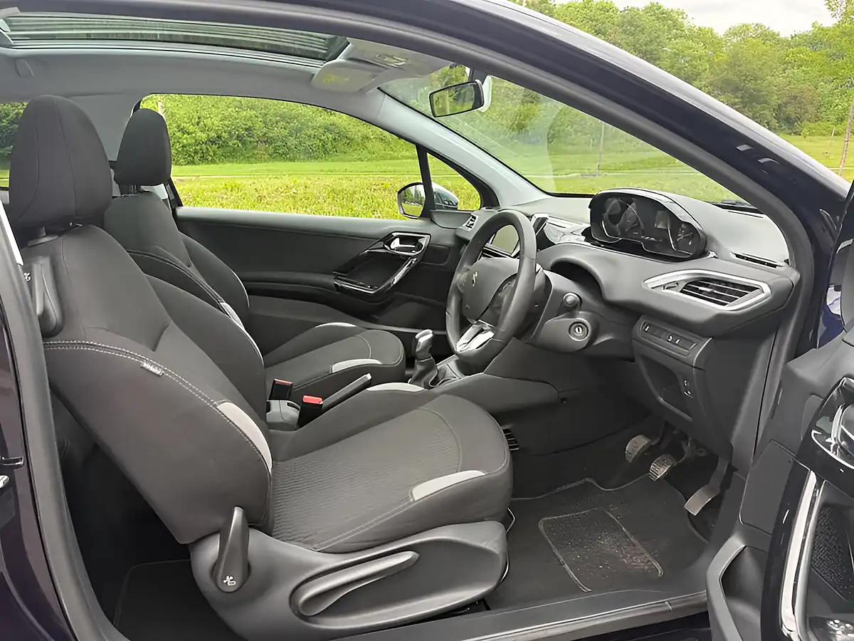 Used 2015 Peugeot 208 Style Blue - Interior and Exterior details 13