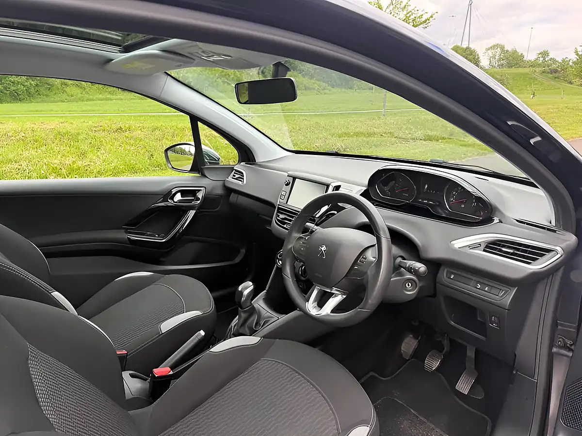 Used 2015 Peugeot 208 Style Blue - Interior and Exterior details 14