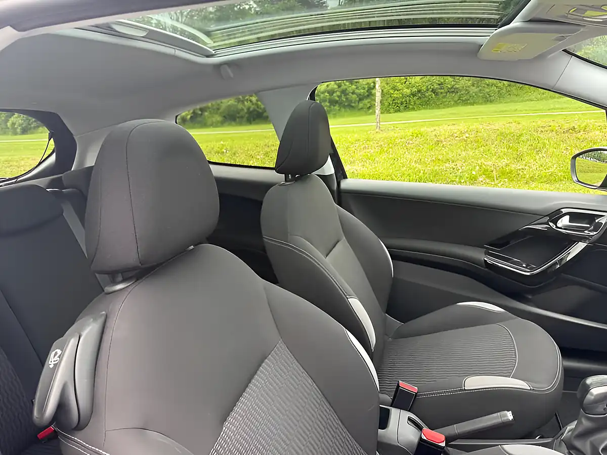 Used 2015 Peugeot 208 Style Blue - Interior and Exterior details 15