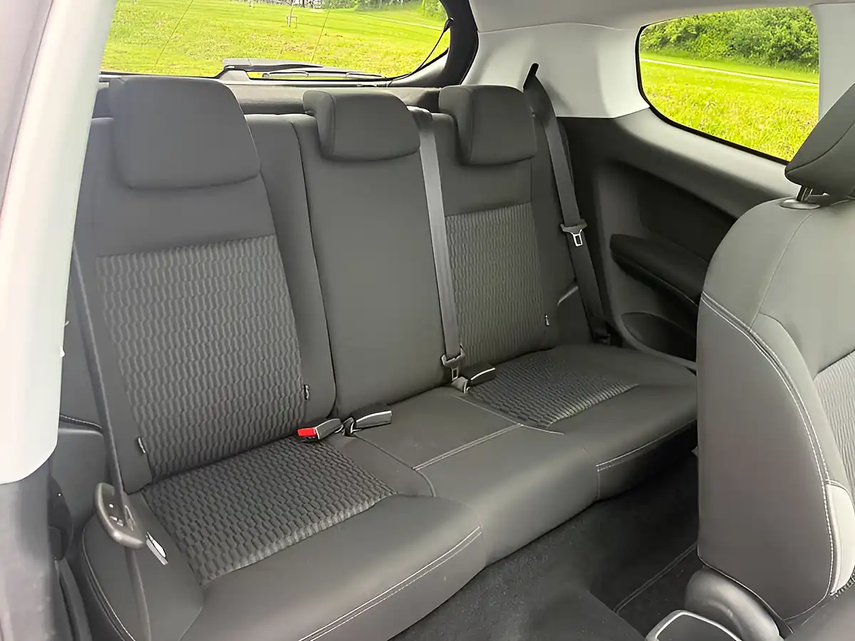 Used 2015 Peugeot 208 Style Blue - Interior and Exterior details 16