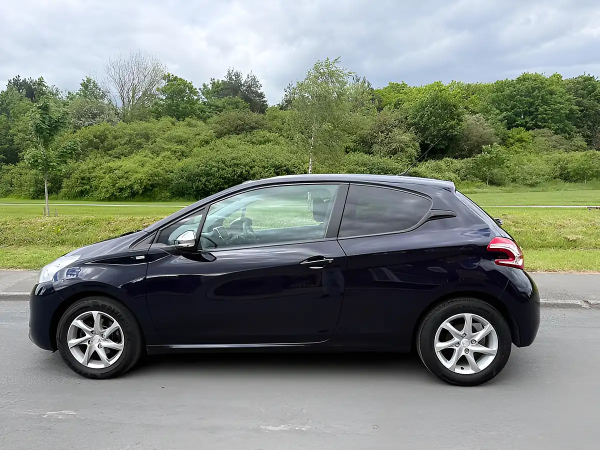 Used 2015 Peugeot 208 Style Blue - Interior and Exterior details 5