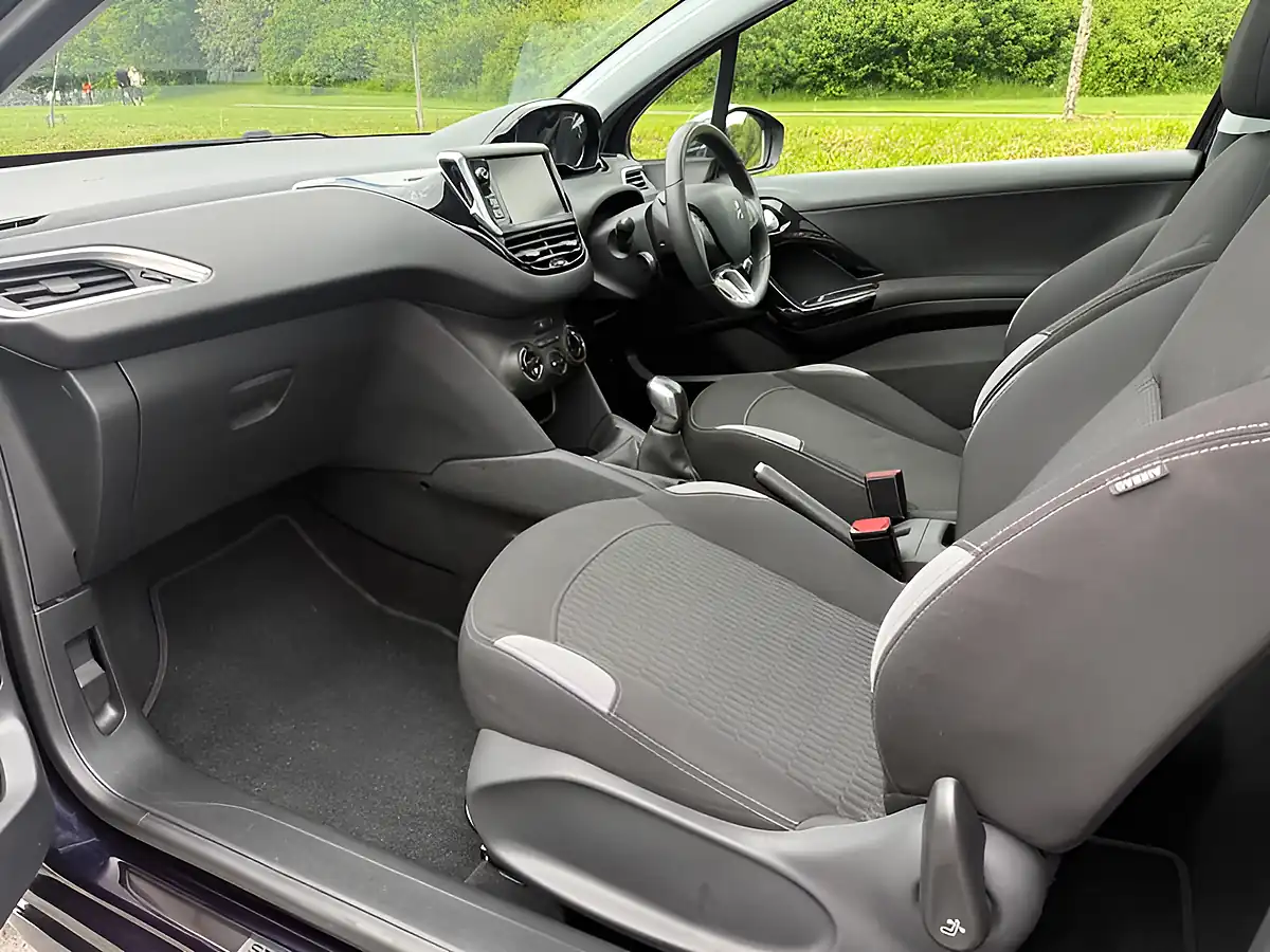 Used 2015 Peugeot 208 Style Blue - Interior and Exterior details 8