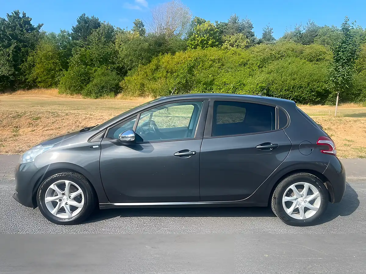 Used 2015 Peugeot 208 Style Hurricane Grey - Interior and Exterior details 4