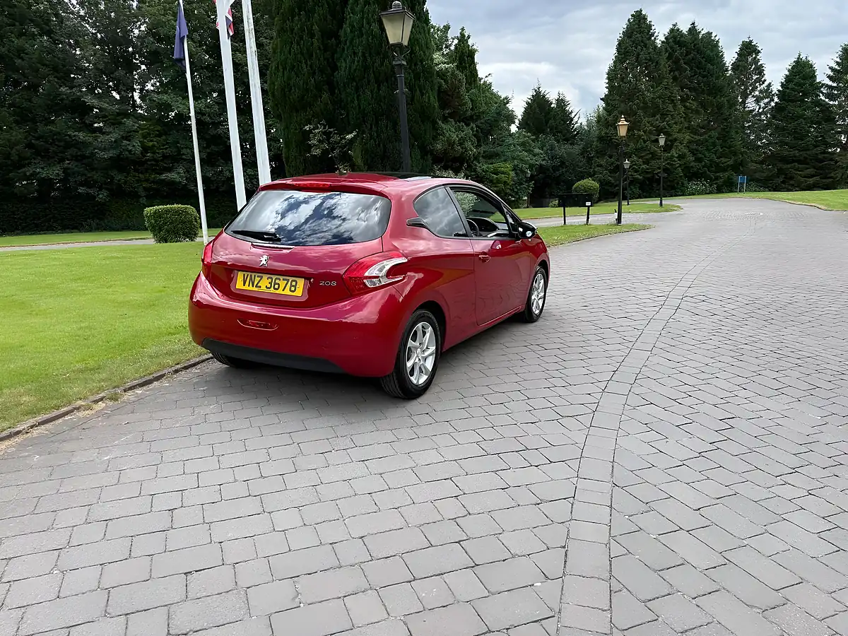 Used 2015 Peugeot 208 Style Red - Interior and Exterior details 4