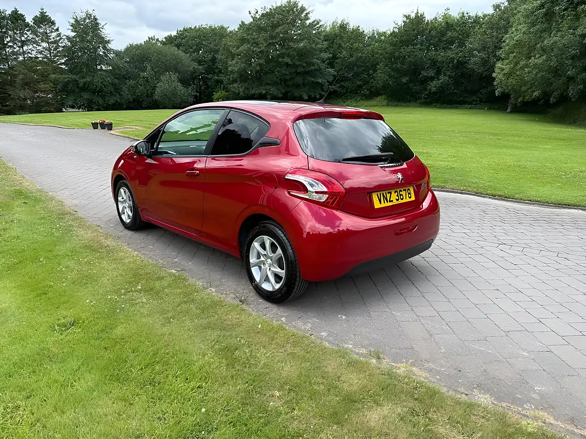 Used 2015 Peugeot 208 Style Red - Interior and Exterior details 6