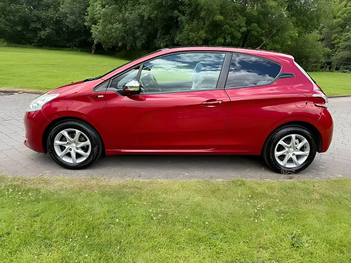 Used 2015 Peugeot 208 Style Red - Interior and Exterior details 7