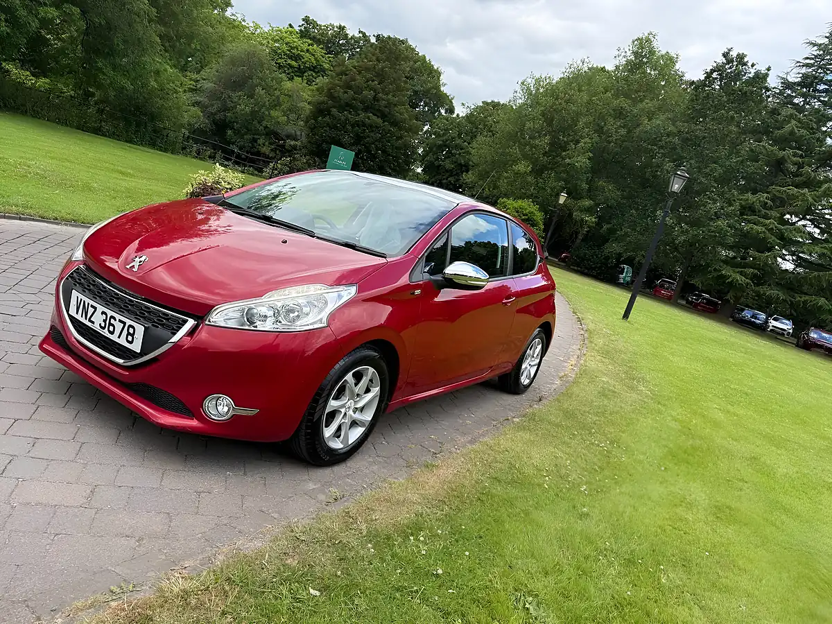 Used 2015 Peugeot 208 Style Red - Interior and Exterior details 8
