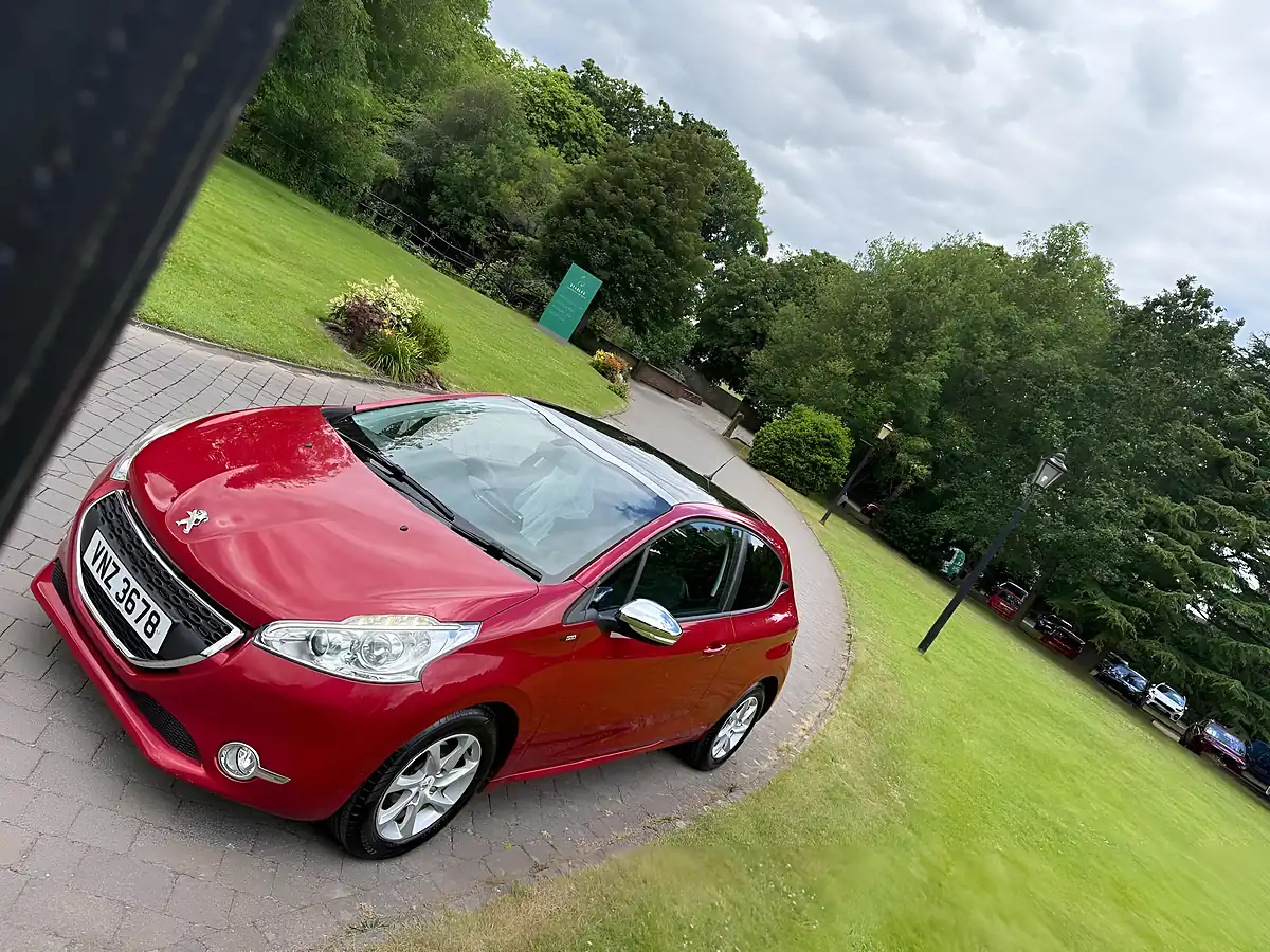 Used 2015 Peugeot 208 Style Red - Interior and Exterior details 9