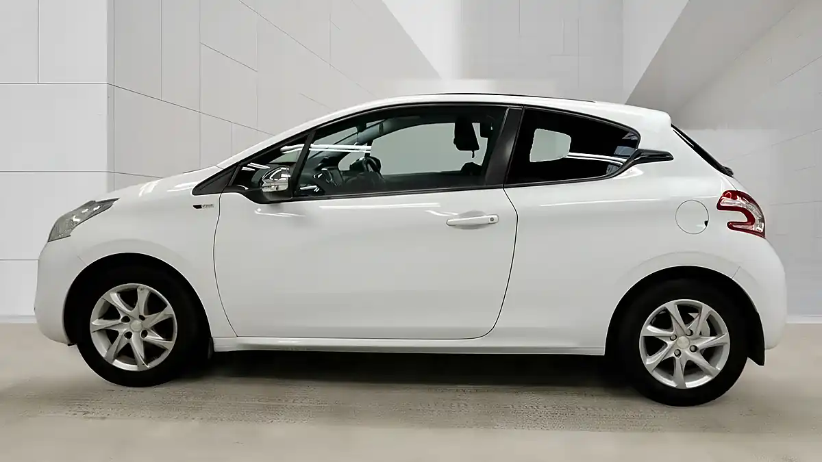 Used 2015 Peugeot 208 Style White - Interior and Exterior details 3