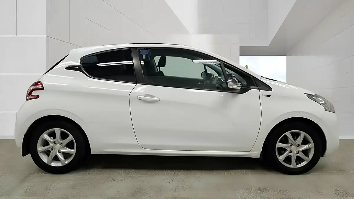Used 2015 Peugeot 208 Style White - Interior and Exterior details 8