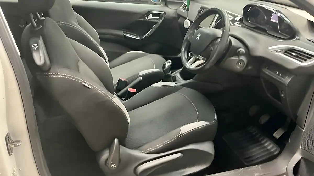 Used 2015 Peugeot 208 Style White - Interior and Exterior details 9