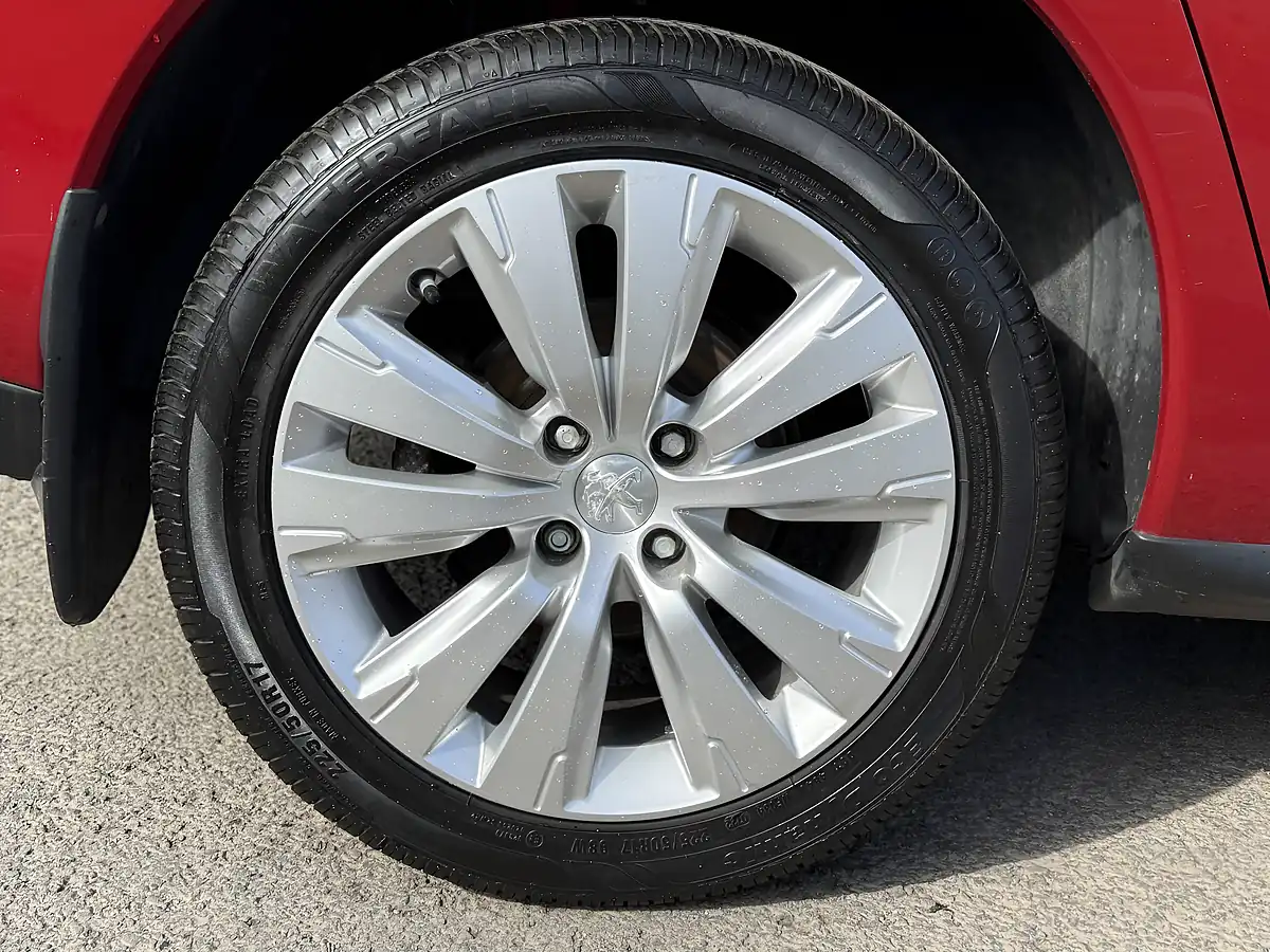 Used 2015 Peugeot 3008 Active Red - Interior and Exterior details 12