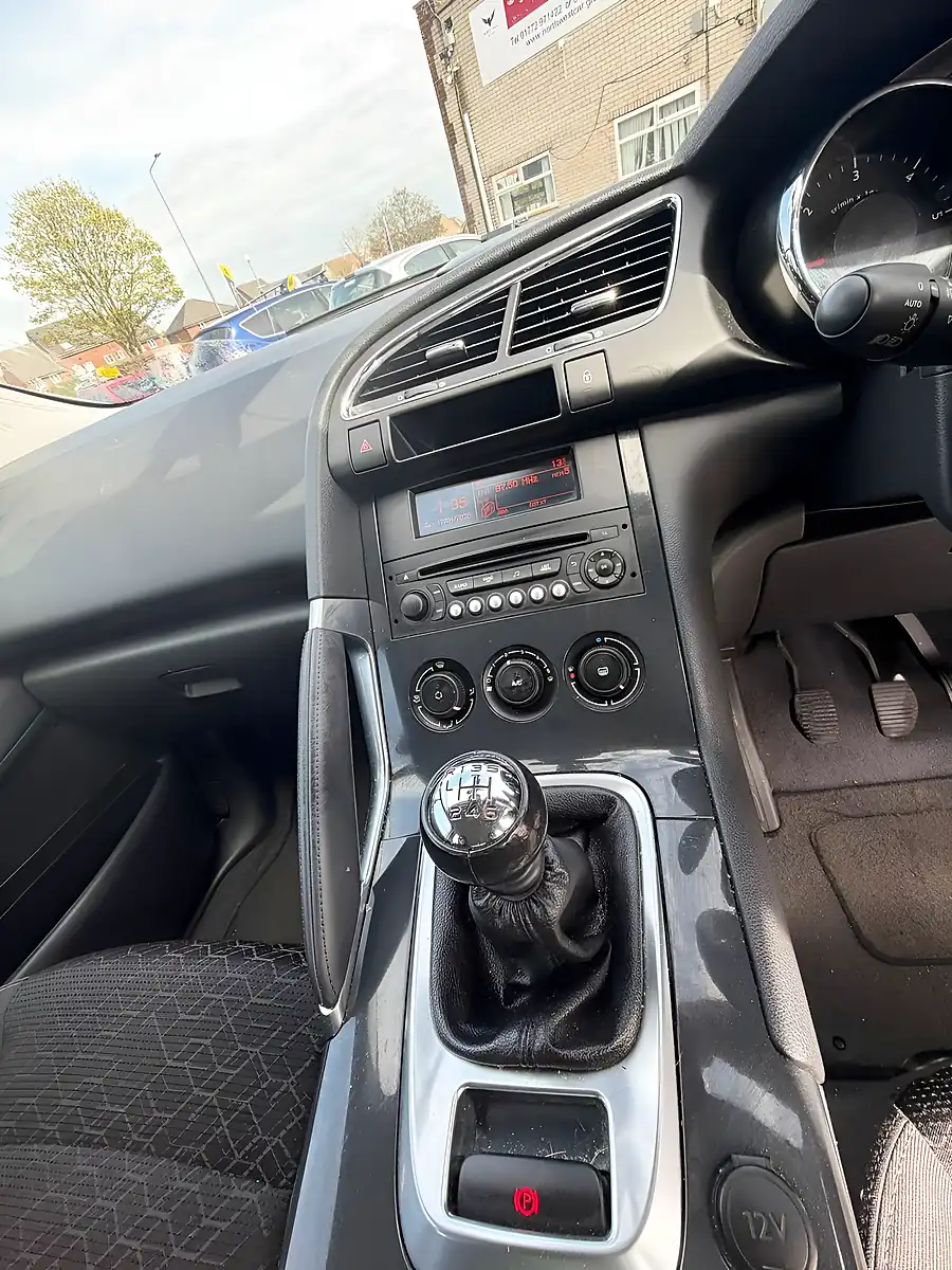 Used 2015 Peugeot 3008 Active Silver - Interior and Exterior details 16