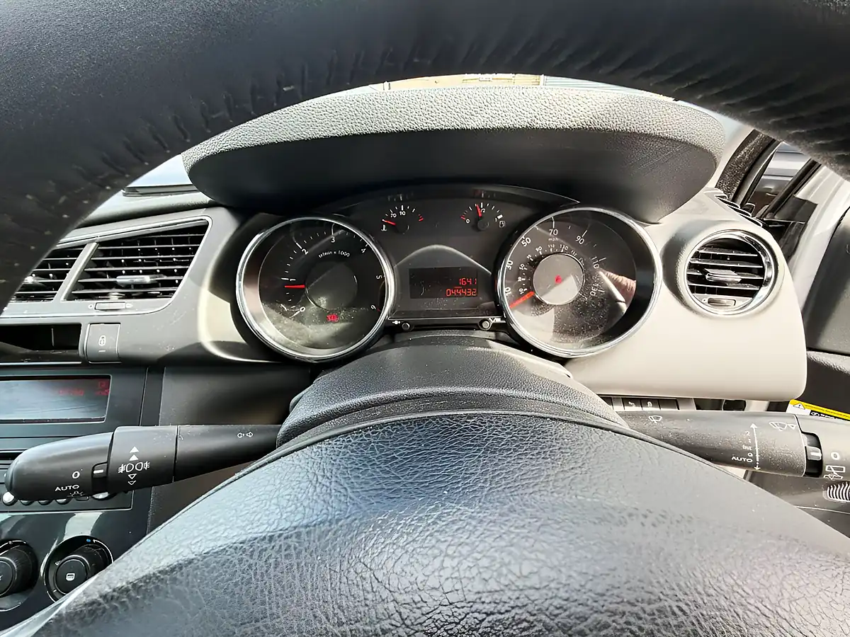 Used 2015 Peugeot 3008 Active Silver - Interior and Exterior details 17