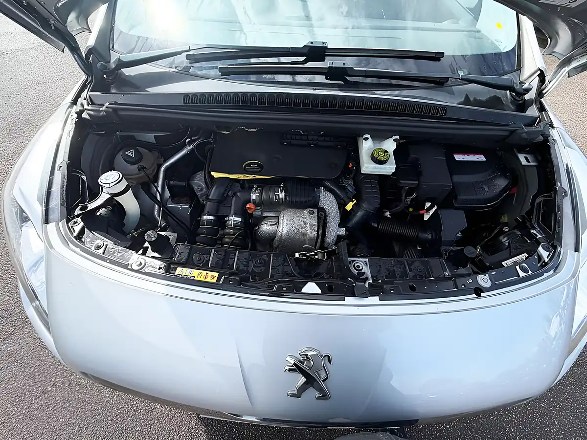 Used 2015 Peugeot 3008 Active Silver - Interior and Exterior details 4