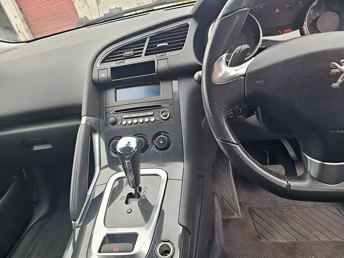 Used 2015 Peugeot 3008 Active Silver - Interior and Exterior details 11