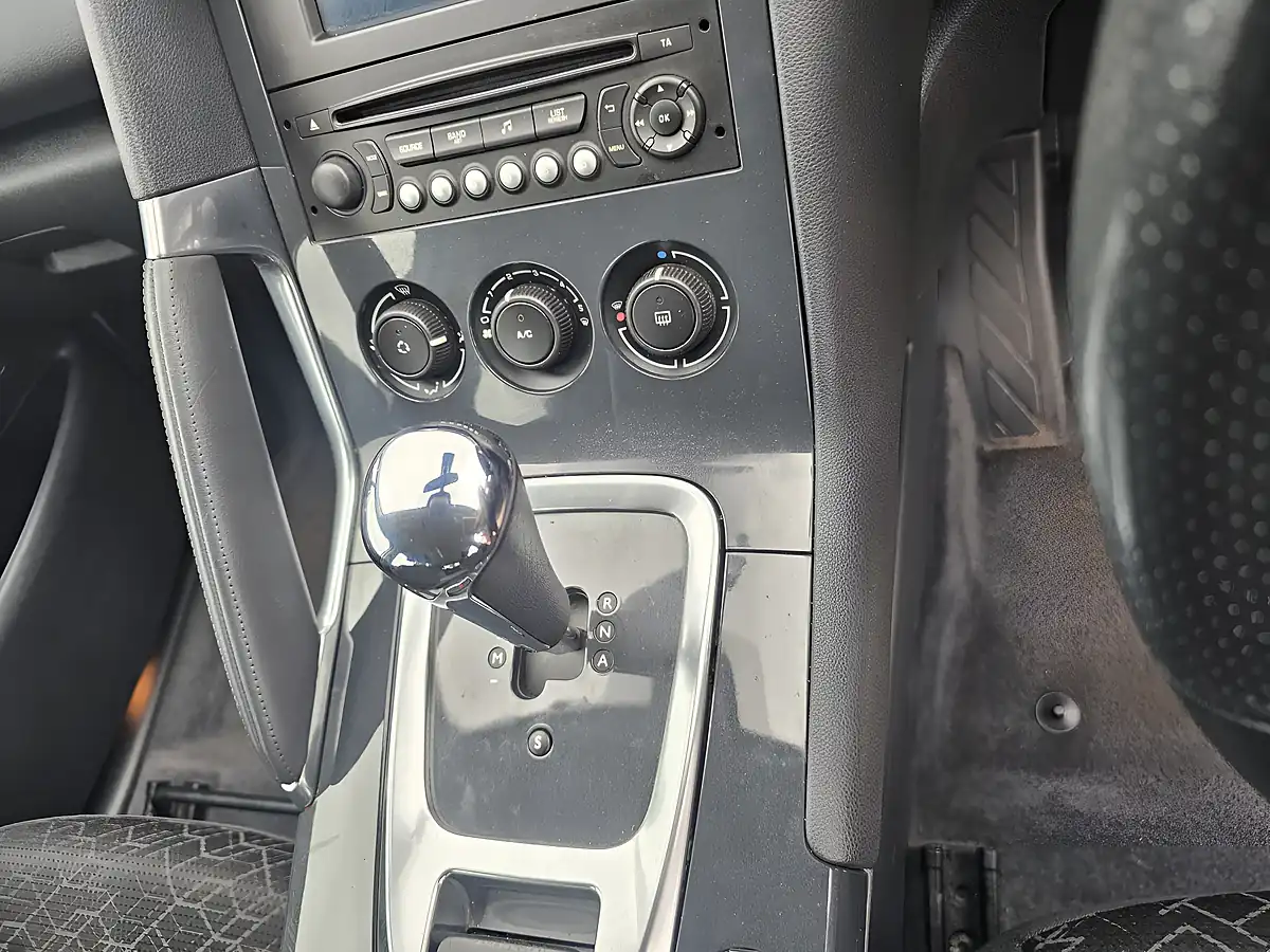 Used 2015 Peugeot 3008 Active Silver - Interior and Exterior details 12