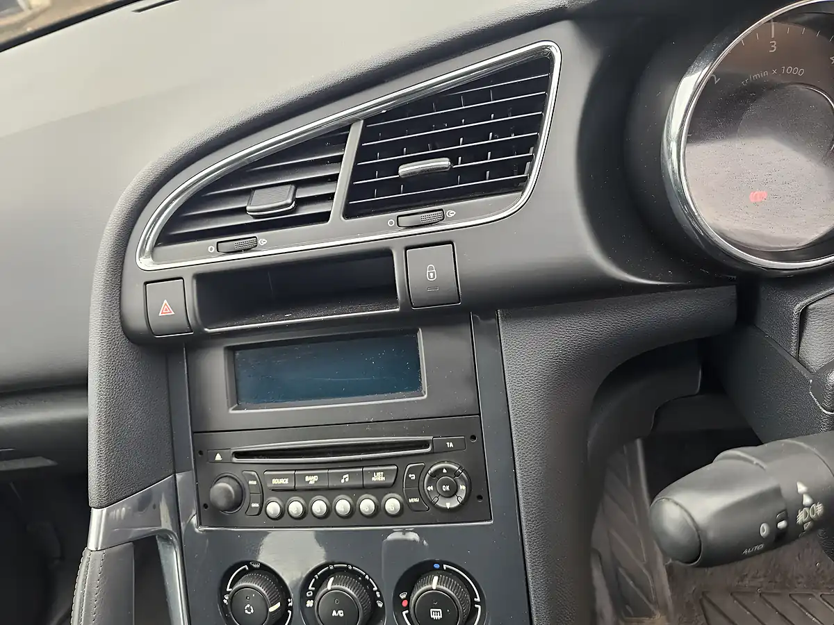 Used 2015 Peugeot 3008 Active Silver - Interior and Exterior details 13