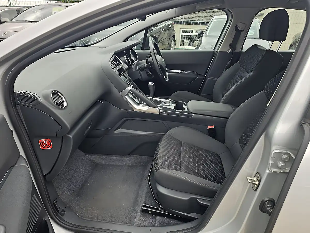 Used 2015 Peugeot 3008 Active Silver - Interior and Exterior details 17