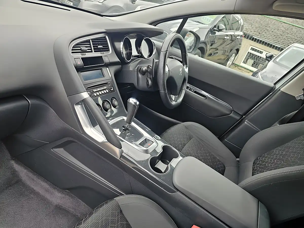 Used 2015 Peugeot 3008 Active Silver - Interior and Exterior details 18