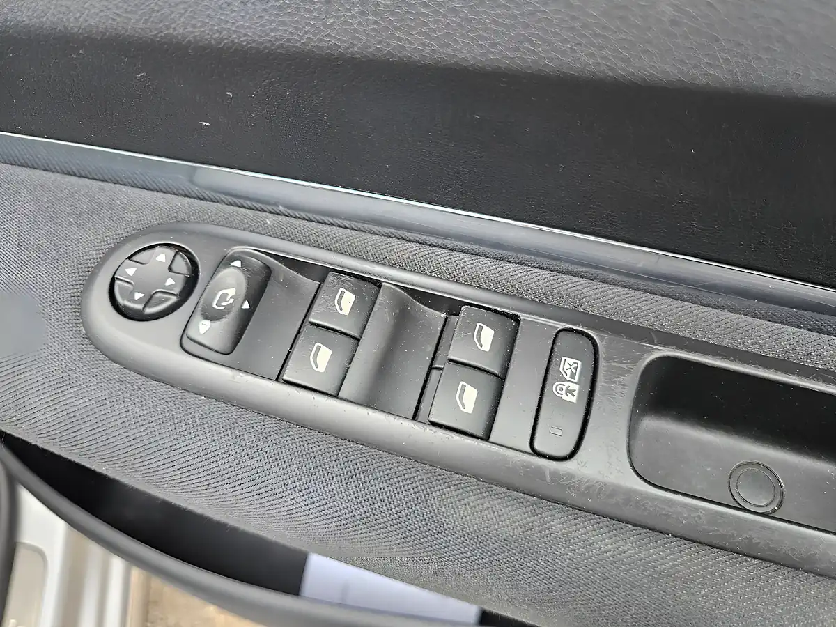 Used 2015 Peugeot 3008 Active Silver - Interior and Exterior details 19