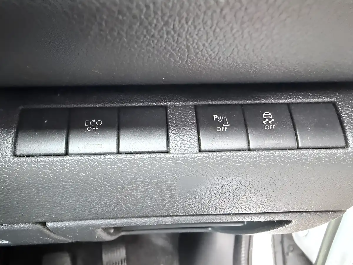 Used 2015 Peugeot 3008 Active White - Interior and Exterior details 17