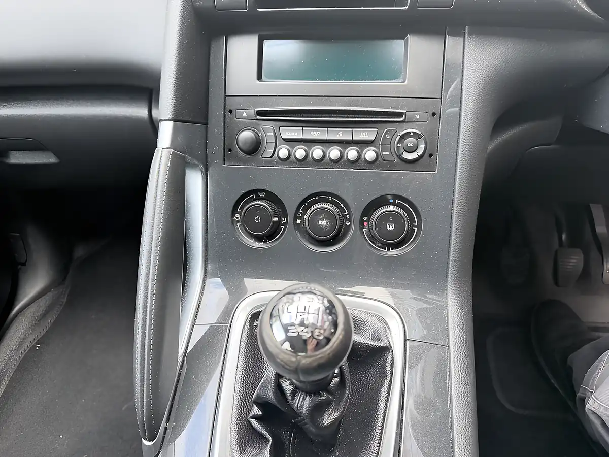 Used 2015 Peugeot 3008 Active White - Interior and Exterior details 18