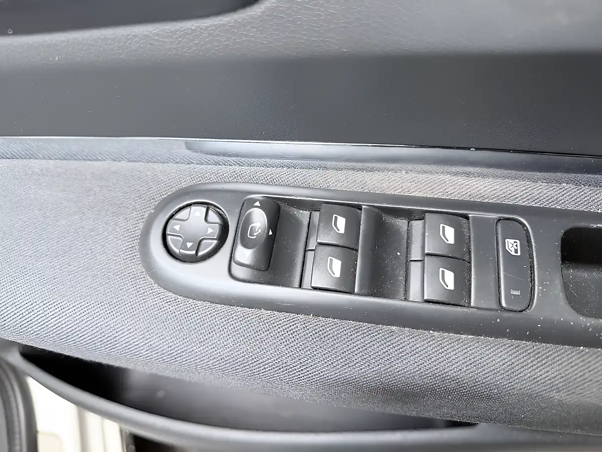 Used 2015 Peugeot 3008 Active White - Interior and Exterior details 19