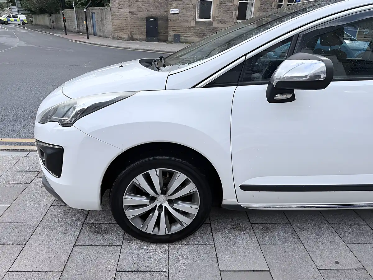 Used 2015 Peugeot 3008 Active White - Interior and Exterior details 8