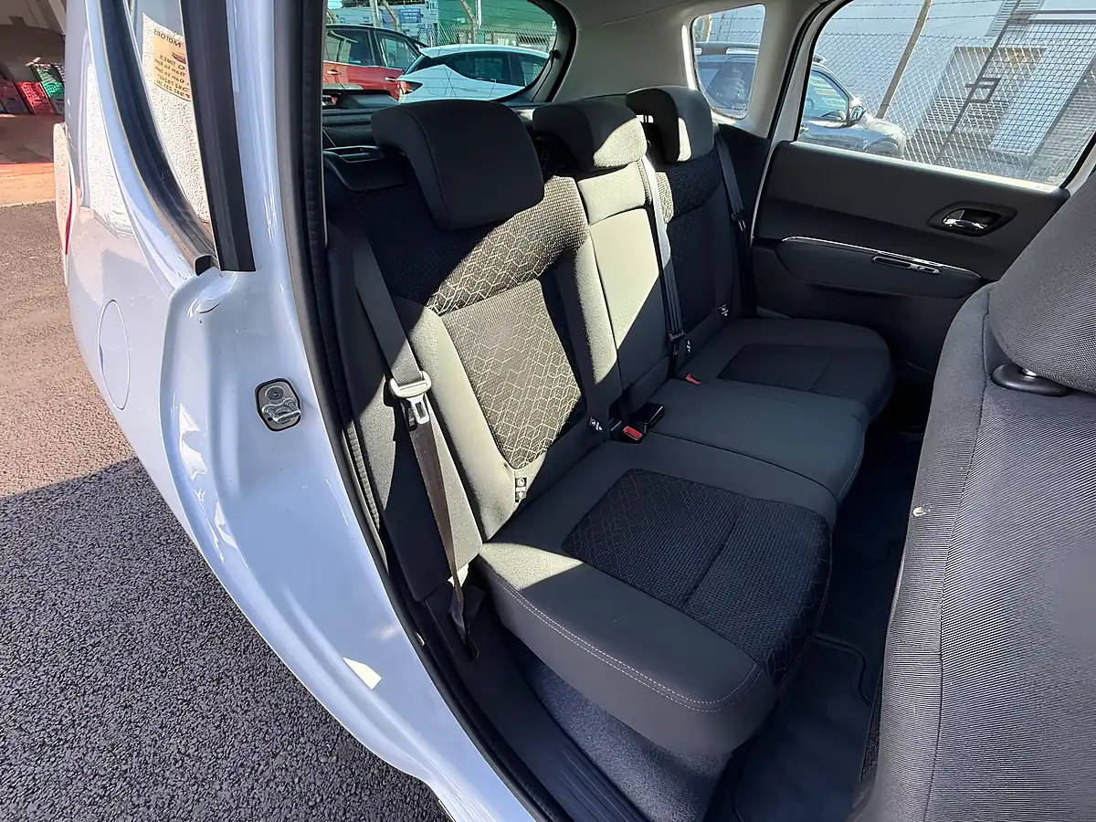 Used 2015 Peugeot 3008 Active White - Interior and Exterior details 11