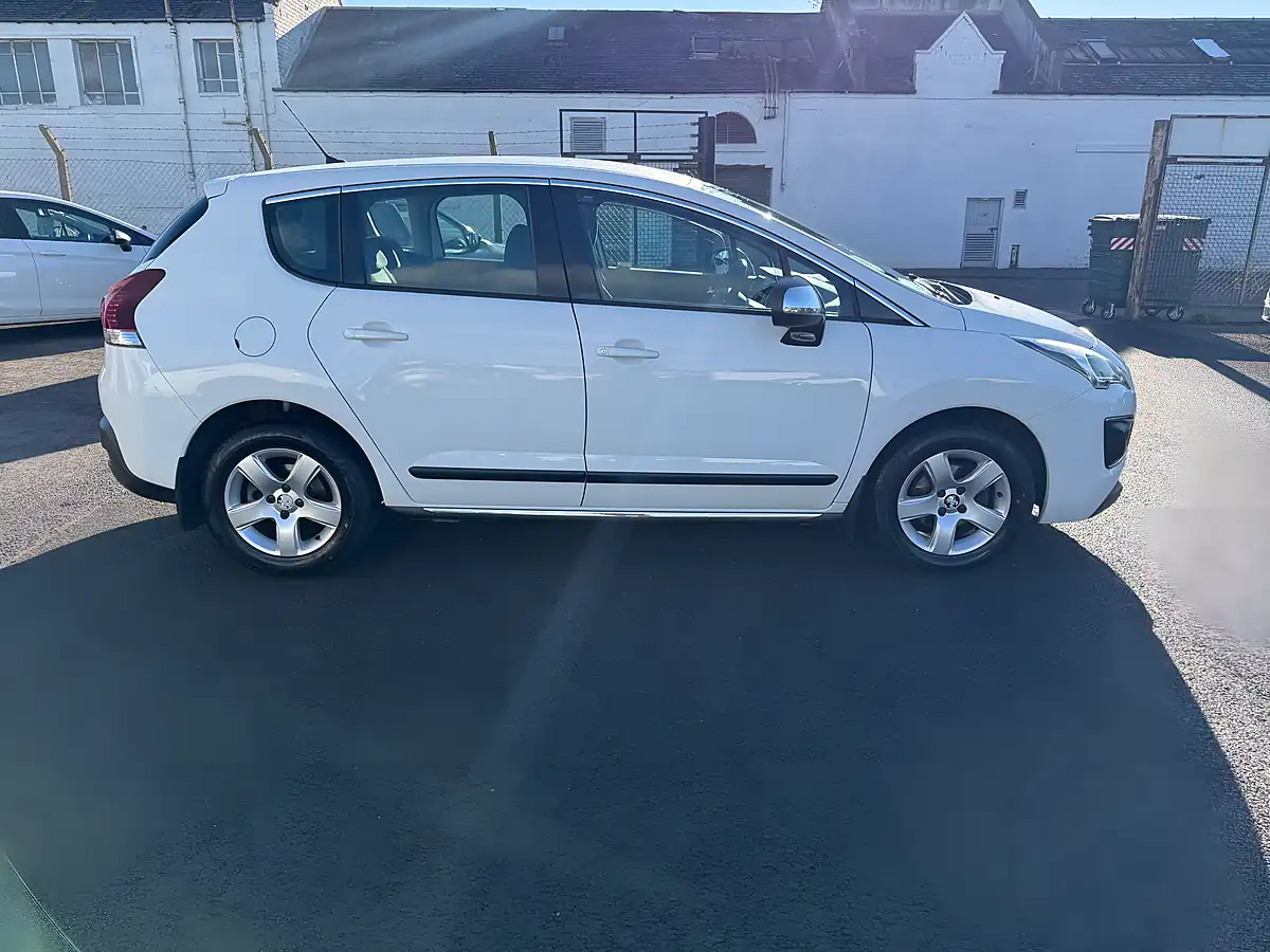 Used 2015 Peugeot 3008 Active White - Interior and Exterior details 4