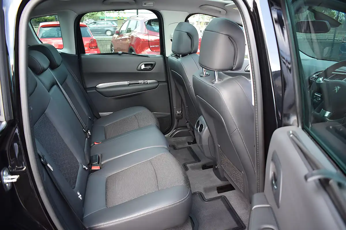 Used 2015 Peugeot 3008 Allure Black - Interior and Exterior details 10