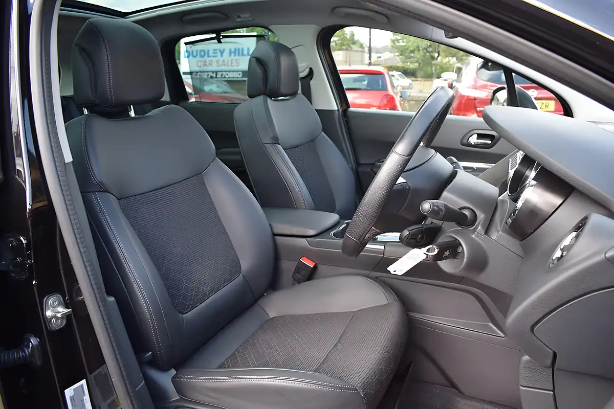 Used 2015 Peugeot 3008 Allure Black - Interior and Exterior details 8