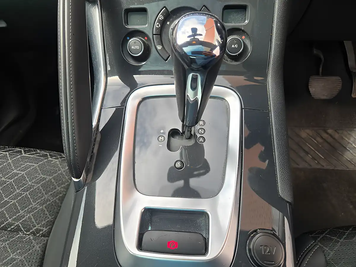 Used 2015 Peugeot 3008 Allure Egc Brown - Interior and Exterior details 14