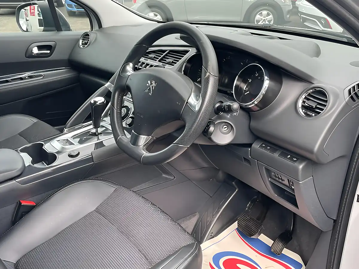 Used 2015 Peugeot 3008 Allure Egc Silver - Interior and Exterior details 10