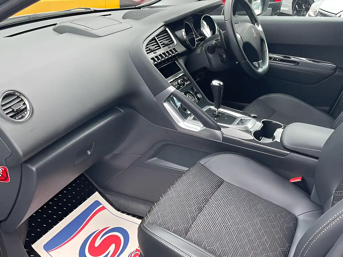 Used 2015 Peugeot 3008 Allure Egc Silver - Interior and Exterior details 13