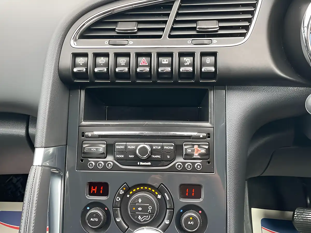 Used 2015 Peugeot 3008 Allure Egc Silver - Interior and Exterior details 16