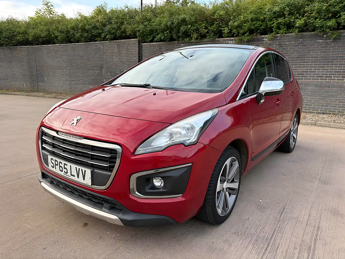 Used 2015 Peugeot 3008 Allure Red - Front View
