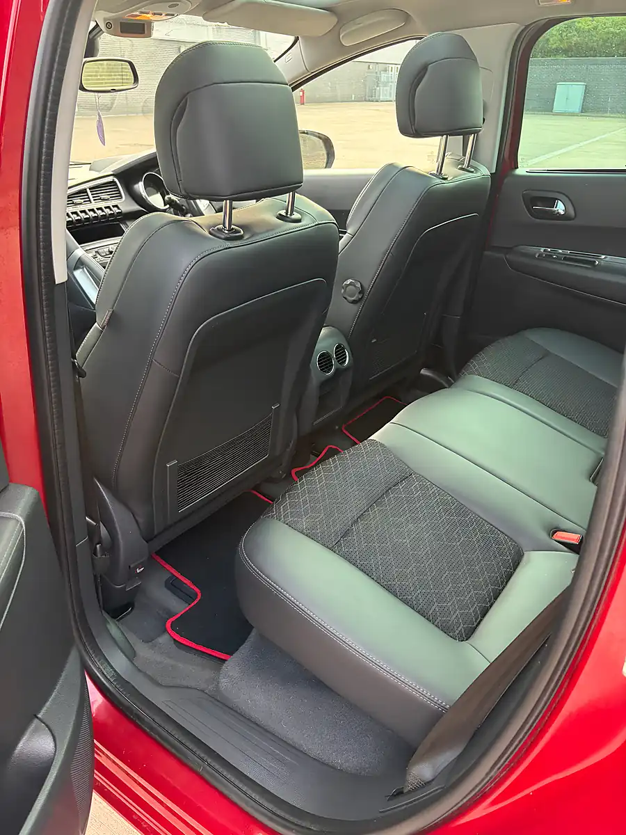 Used 2015 Peugeot 3008 Allure Red - Interior and Exterior details 10